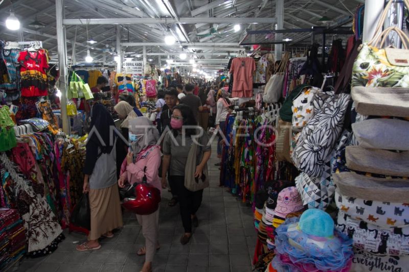 Wisatawan berjalan di kawasan Teras Malioboro 2, Danurejan, Yogyakarta, Rabu (9/3/2022). ANTARA FOTO/Hendra Nurdiyansyah/aww.