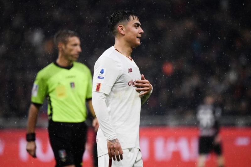 Arsip foto - Reaksi penyerang AS Roma asal Argentina Paulo Dybala saat pertandingan sepak bola Serie A Italia antara AC Milan dan AS Roma, di stadion San Siro di Milan, Italia (8/1/2023). (ANTARA/AFP/Filippo Monteforte/aa.)