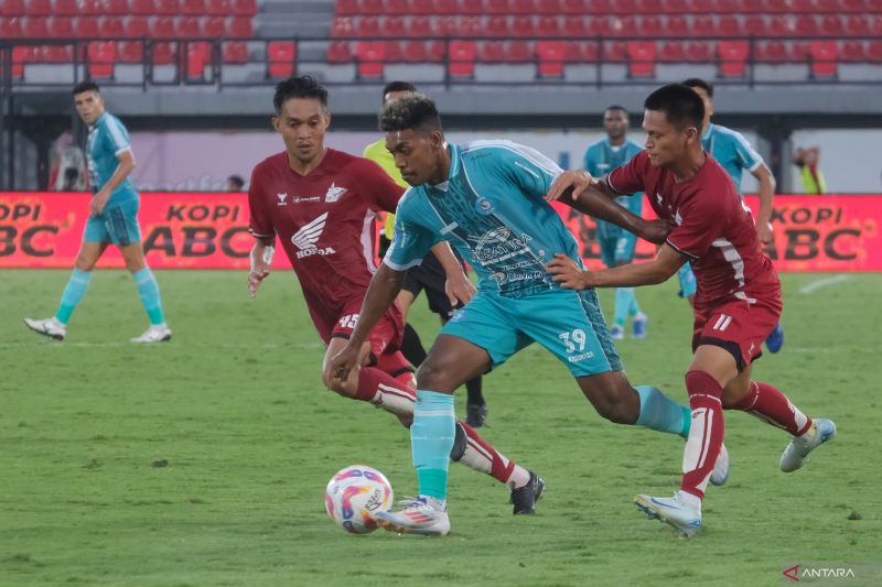 Pesepak bola PSBS Biak Kelly Sroyer (tengah) berusaha melewati pesepak bola PSM Makassar Dzaky Asraf (kanan) dan Akbar Tanjung (kiri) pada pertandingan BRI Liga 1 di Stadion Kapten I Wayan Dipta, Gianyar, Bali, Jumat (16/8/2024). ANTARA FOTO/Nyoman Hendra Wibowo/YU