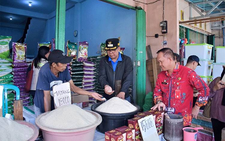 Pj Bupati Kapuas, Darliansjah saat tinjau pasar besar Kapuas, Jumat, 23 Agustus 2024. (FOTO: IST)