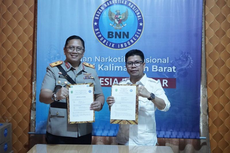 Penandatanganan kerja sama percepatan dan naskah perjanjian hibah daerah (NPHD) bangunan untuk BNNK Sambas, Jumat(23/08/2024). (ANTARA/Imbran)
