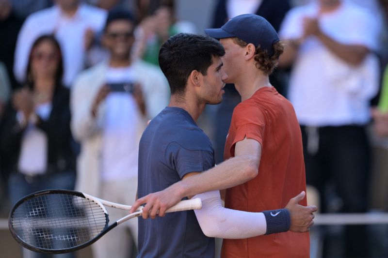 Arsip foto - Petenis Spanyol Carlos Alcaraz (kiri) dan petenis Italia Jannik Sinner pada pertandingan semifinal French Open di Roland Garros Complex, Paris, pada 7 Juni 2024. (AFP/BERTRAND GUAY)