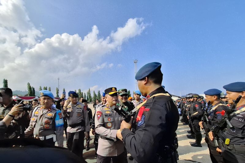 Kapolda Lampung Irjen Pol Helmy Santika saat melakukan peninjauan pasukan pengamanan Pilkada Serentak 2024 di Pelabuhan Panjang. Bandarlampung, Jumat (23/8/2024). ANTARA/Ruth Intan Sozometa Kanafi.