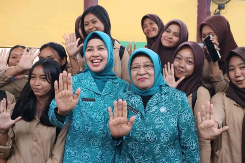 Ketua Tim Penggerak PKK NTB Ny Dessy Hassanudin (kiri) saat foto bersama dengan para pelajar saat acara deklarasi pencegahan terhadap narkoba, bullying, kekerasan anak dan pernikahan dini di Lombok Utara, Jumat (23/08/2024). (ANTARA/HO-Humas Pemkab Lombok Utara)