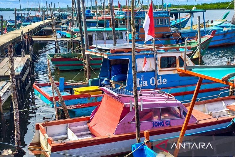 Kapal nelayan di pelabuhan Lubuk Lumbang Kecamatan Bunguran Timur Kabupaten Natuna. (ANTARA/Muhamad Nurman)