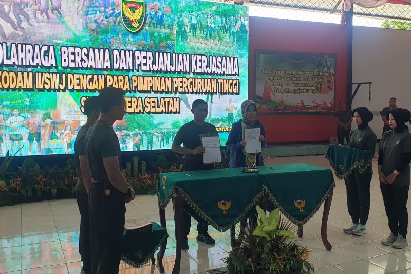 Pangdam II/Sriwijaya Mayjen TNI M Naudi Nurdika menandatangani perjanjian kerja sama dengan Rektor Universitas Bina Darma Palembang Dr Sunda Ariana. (ANTARA/Yudi Abdullah/24)