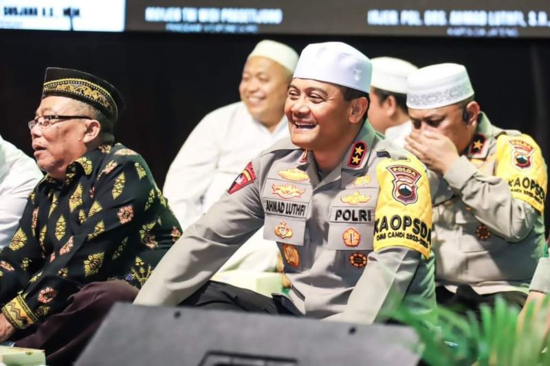 Irjen Pol Ahmad Lutfhi saat bersama para tokoh agama. (ANTARA/HO-Ek)