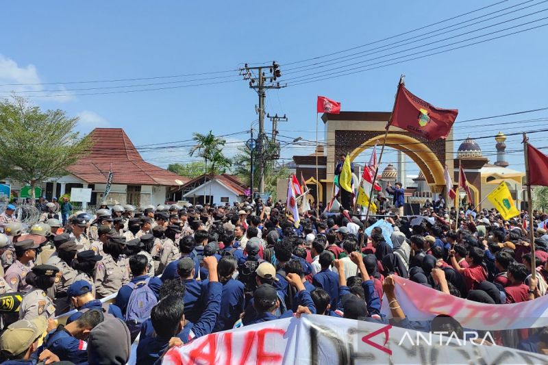 Ribuan mahasiswa di Bengkulu kembali melaksanakan aksi unjuk rasa di depan Kantor DPRD Provinsi Bengkulu (23/8/2024). ANTARA/Anggi Mayasari