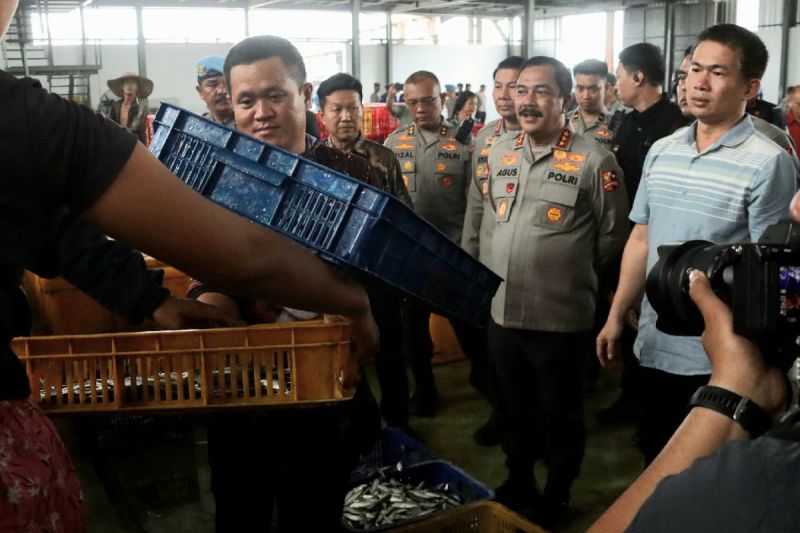 Wakil Kepala Porli (Wakapolri) Komjen Pol Agus Andrianto (kanan kedua) melihat tempat penampungan ikan di Kecamatan Medan, Medan, Jumat (23/8/2024). (HO-Polres Pelabuhan Belawan Medan)