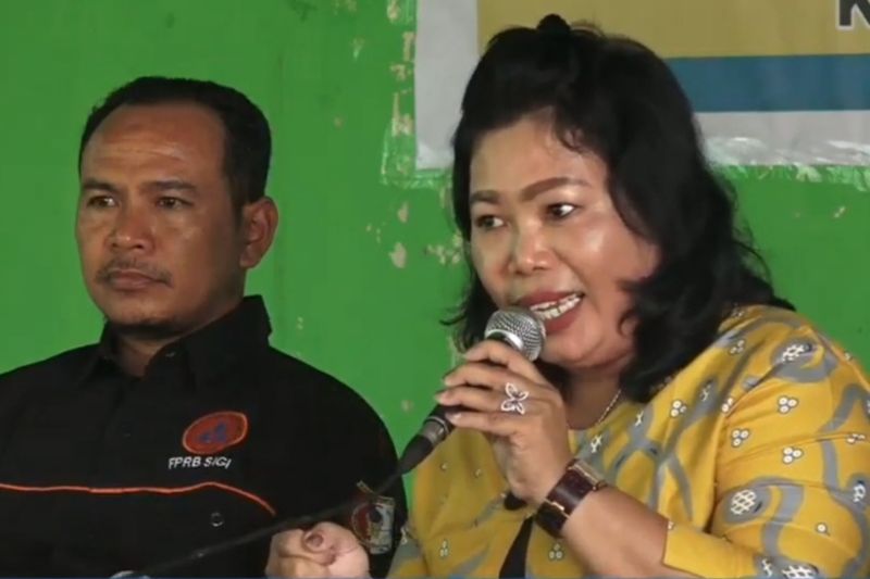 Kabid Ketersediaan dan Kerawanan Pangan Dinas Ketahanan Pangan dan Perikanan Kabupaten Sigi, Yoke A Pangdageng (kanan) mengajak masyarakat di Desa Pakuli Kecamatan Gumbasa terkait peningkatan produktivitas ketersediaan pangan lokal, Jumat (23/8/2024). ANTARA/HO-Yanto