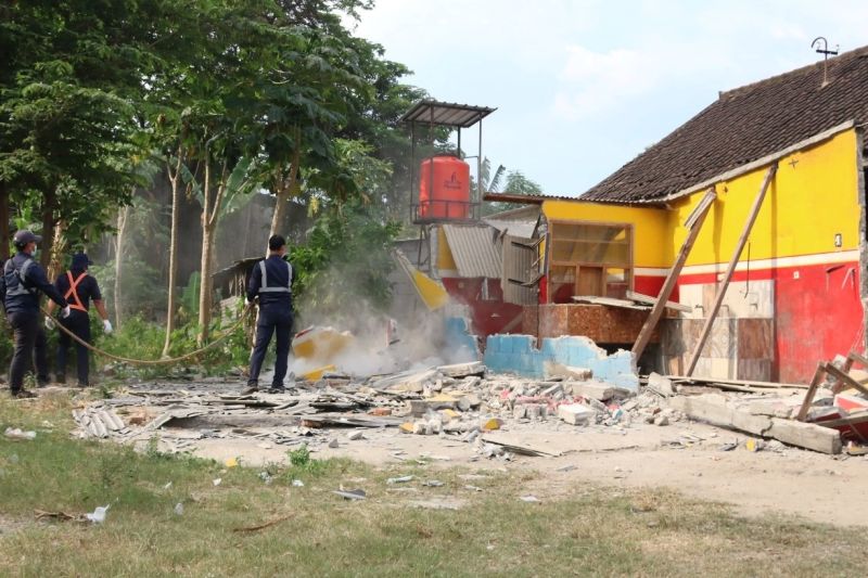 Petugas PT KAI (Persero) Daop 7 Madiun melakukan sterilisasi di kawasan bekas bangunan Stasiun Pagotan di Desa Pagotan, Kecamatan Geger, Kabupaten Madiun, Jawa Timur, Jumat (23/8/2024) sebagai upaya menjaga aset bersejarah dan memastikan keberlangsungan fungsinya di masa depan. ANTARA/HO-Humas Daop 7 Madiun