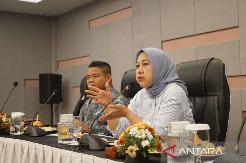 Calon Bupati Lombok Barat, Hj Nurhidayah sedang berdiskusi dengan pelaku pariwisata Senggigi. Lombok Barat. (ANTARA/Nur Imansyah).
