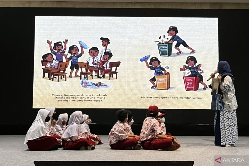 Illustration: A storyteller shared an interesting story to several students when launching an inspiring book of Becoming a Changemaker in the 2022 Indonesia International Book Fair (ANTARA/Arnidhya Nur Zhafira)