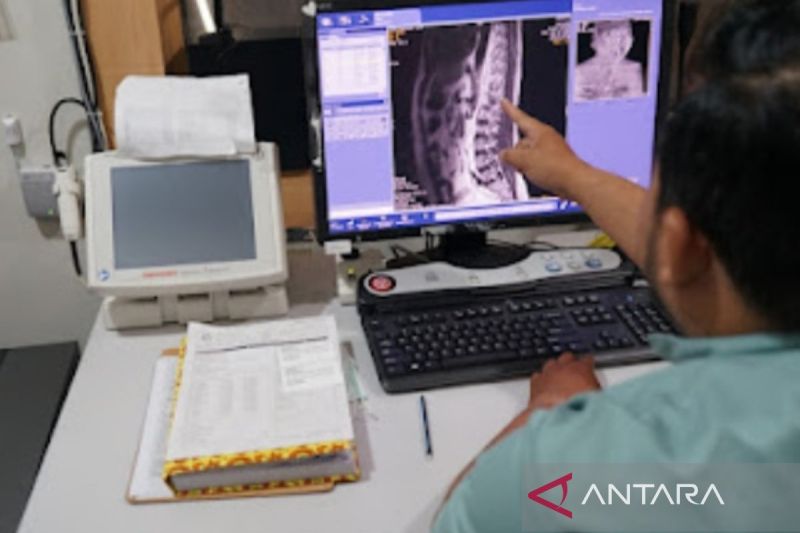 Salah satu petugas memperlihatkan teknologi AI pada MRI di RS Indriati Solo Baru, Jawa Tengah, Jumat (23/8/2024). ANTARA/Aris Wasita