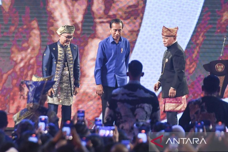 Presiden Joko Widodo (tengah) berjalan bersama Ketua Umum PAN Zulkifli Hasan (kiri) dan Ketua Majelis Penasihat Partai PAN Hatta Rajasa (kanan) pada pembukaan Kongres ke-6 PAN di Jakarta, Jumat (23/8/2024). Konggres yang sekaligus menjadi perayaan puncak HUT Ke-26 PAN itu mengusung tema Indonesia Terdepan yang berlanngsung pada 23-24 Agustus. ANTARA FOTO/Hafidz Mubarak A/Spt.ANTARA FOTO/Hafidz Mubarak A (ANTARA FOTO/Hafidz Mubarak A)