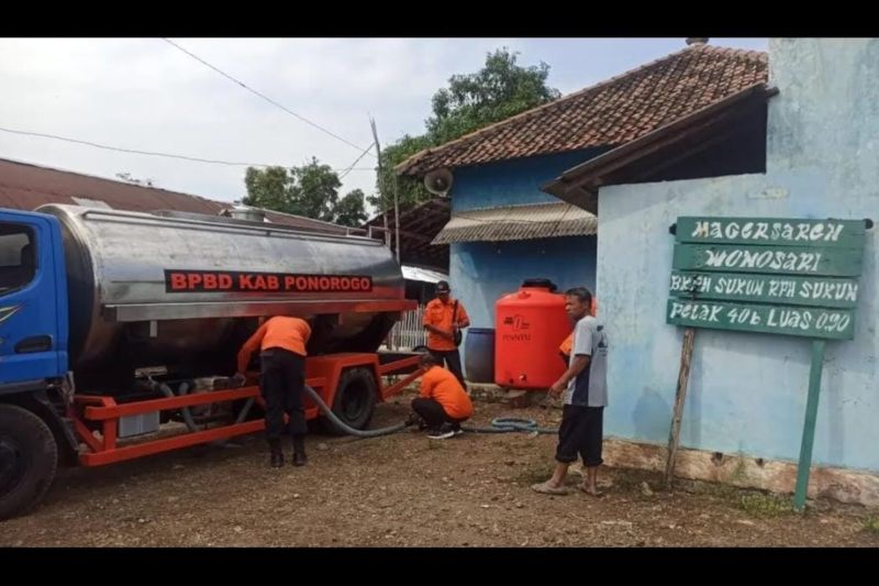 Petugas menyalurkan bantuan air bersih ke desa terdampak kekeringan di Ponorogo (ANTARA/HO - BPBD Ponorogo)
