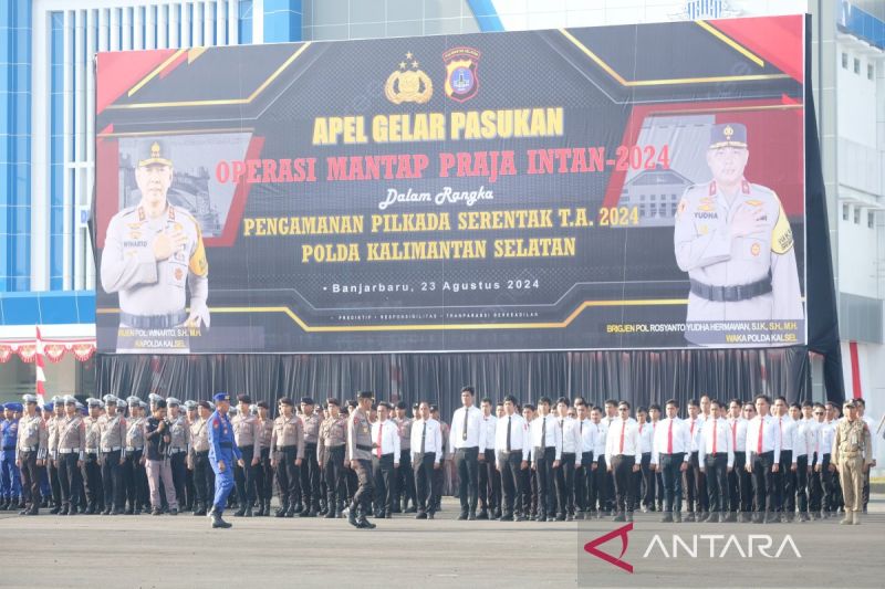 Kapolda Kalsel Irjen Pol Winarto saat memimpin apel gelar pasukan Operasi Mantap Praja Intan 2024 di Banjarbaru, Jumat (25/8/2024). (ANTARA/Firman)
