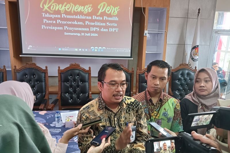 Ketua Komisi Pemilihan Umum (KPU) Kota Semarang Ahmad Zaini. (ANTARA/Zuhdiar Laeis)