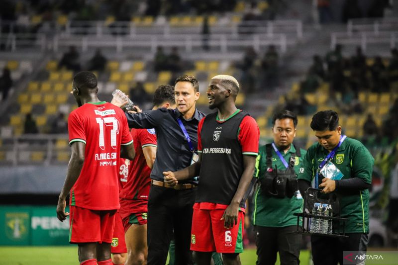Pelatih Persebaya Surabaya Paul Munster (keempat kanan) saat memberikan instruksi kepada pemain dalam pertandingan pekan ketiga BRI Liga 1 Indonesia di Stadion GBT Surabaya, Jumat (23/8/2024) malam. ANTARA/Rizal Hanafi