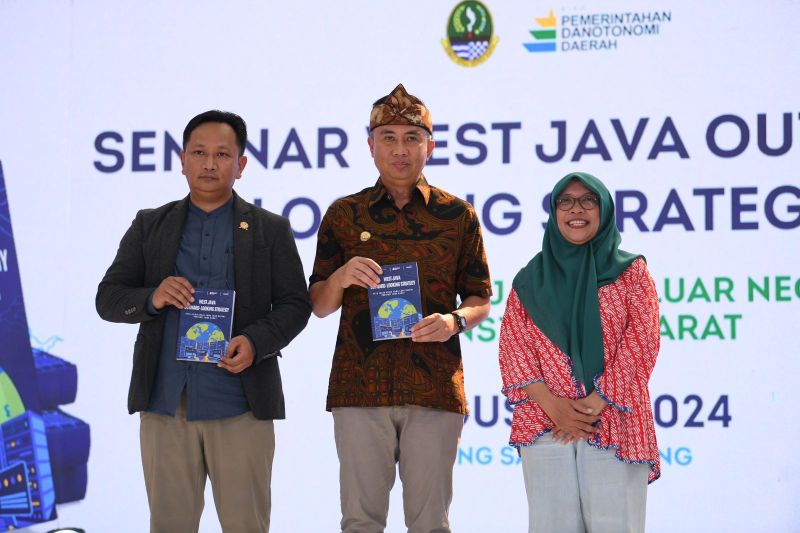 Pj Gubernur Jabar Bey Triadi Machmudin meluncurkan buku West Java Outward Looking Strategy di Gedung Sate Bandung, Jumat (23/8/2024). ANTARA/HO Pemprov Jabar