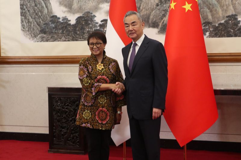 Menteri Luar Negeri Retno Marsudi bertemu dengan Menteri Luar Negeri China Wang Yi dalam kerangka Komisi Bersama Kerja Sama Bilateral (Joint Commission for Bilateral Cooperation atau JCBC) ke-5 di Wisma Negara Diaoyutai, Beijing, China pada Jumat (23/8/2024). (ANTARA/Desca Lidya Natalia)