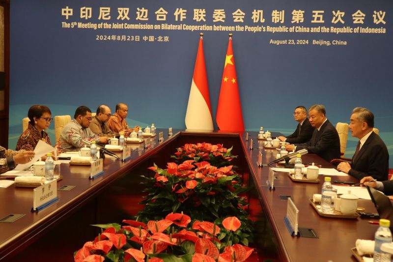 Menteri Luar Negeri Retno Marsudi bertemu dengan Menteri Luar Negeri China Wang Yi dalam kerangka Komisi Bersama Kerja Sama Bilateral (Joint Commission for Bilateral Cooperation atau JCBC) ke-5 di Wisma Negara Diaoyutai, Beijing, China pada Jumat (23/8/2024). (ANTARA/Desca Lidya Natalia)
