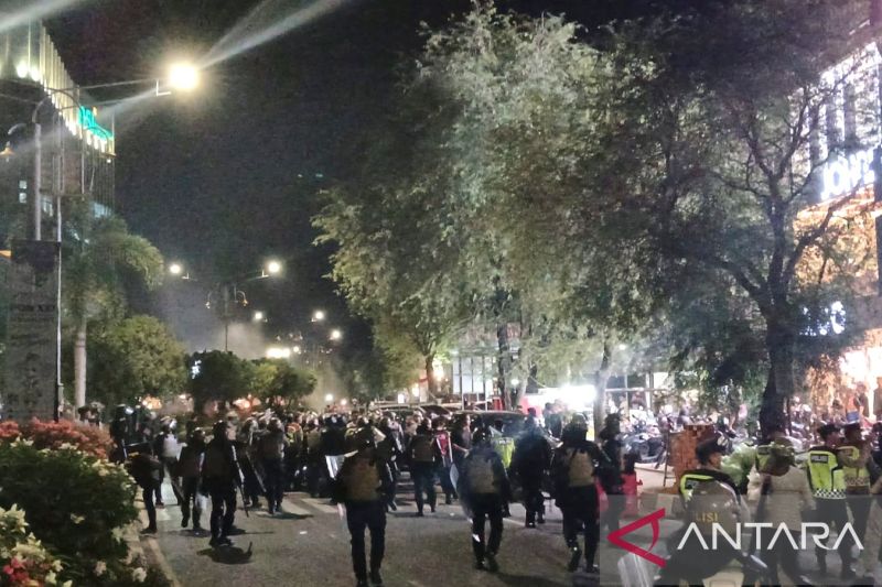 Polisi saat membubarkan paksa mahasiswa yang melakukan aksi penolakan RUU Pilkada, di gedung DPRA, di Banda Aceh, Jumat (23/8/2024) malam. ANTARA/Rahmat Fajri