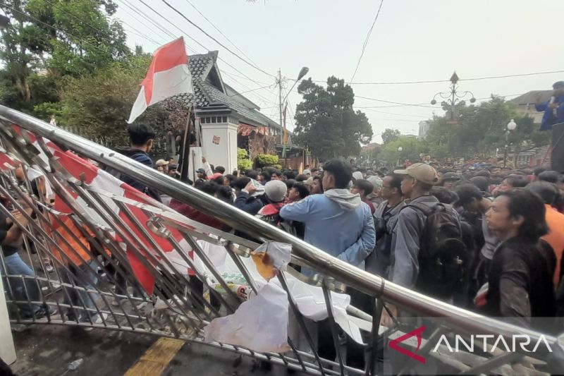 Gerbang Sekretariat DPRD Kota Sukabumi di Jalan Ir H Djuanda (Dago), Kecamatan Cikole, Kota Sukabumi, Jabar yang ambruk dijebol mahasiswa yang melakukan aksi unjuk rasa menolak RUU Pilkada disahkan pada Jumat (23//8/2024). ANTARA/Aditya Rohman