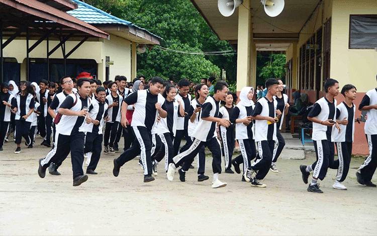 Pengukuran Kebugaran Jasmani kegiatan Penggerakan Masyarakat Cegah Stunting Itu Penting, di SMP Negeri 8 Palangka Raya, baru baru ini. (FOTO:DINKES KALTENG)