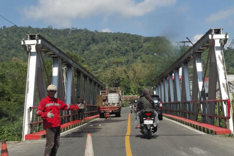 Ilustrasi- Pengerjaan perawatan jembatan di jalan lintas barat di Provinsi Lampung. ANTARA/Ruth Intan Sozometa Kanafi.