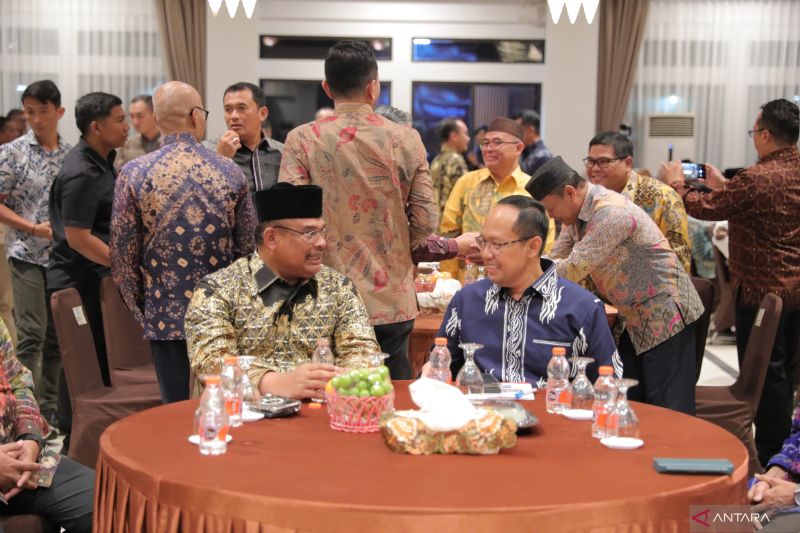 Penjabat Gubernur Kepulauan Bangka Belitung Sugito (kanan) bersama Mantan Pj Gubernur Babel Syafrizal ZA (kiri) saat malam pisah sambut di Pangkalpinang, Jumat malam (ANTARA/HO-Diskominfo Babel)