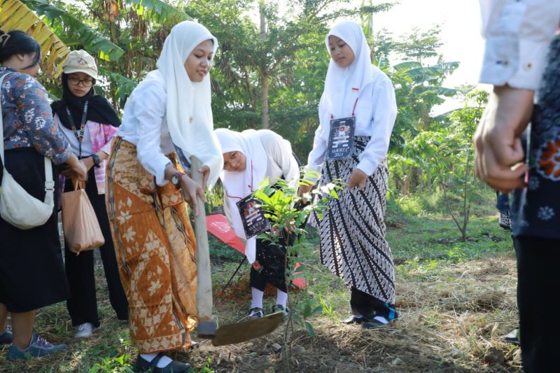 Mahasiswa baru Unair saat melakukan penanaman pohon di area kampus, Sabtu (24/8/2024). (ANTARA/HO-Humas Unair)