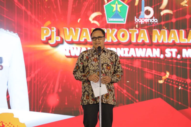 Arsip Foto : Pj Wali Kota Malang Iwan Kurniawan memberikan pidato sambutan saat acara Gebyar Sadar Pajak Tahap I Tahun 2024 di Malang Creative Centee (MCC), Jumat (24/8/2024). (ANTARA/HO-Pemkot Malang)