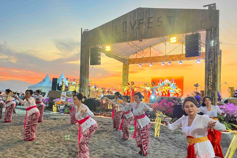 Beberapa penari mengisi acara pembukaan Lovina Festival di Singaraja, Bali, Jumat (23/8/2024). ANTARA/HO-Humas Pemkab Buleleng
