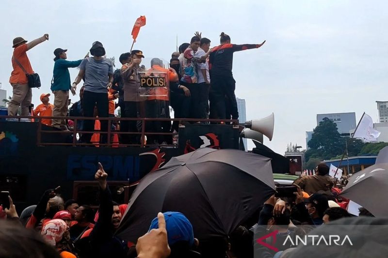 Sejumlah massa melakukan pelemparan ke arah mobil komando, saat sejumlah anggota DPR hendak menyampaikan pesan di depan pengunjuk rasa di depan Gedung Parlemen RI Jakarta, Kamis (22/8/2024). ANTARA/Ilham Kausar/aa.