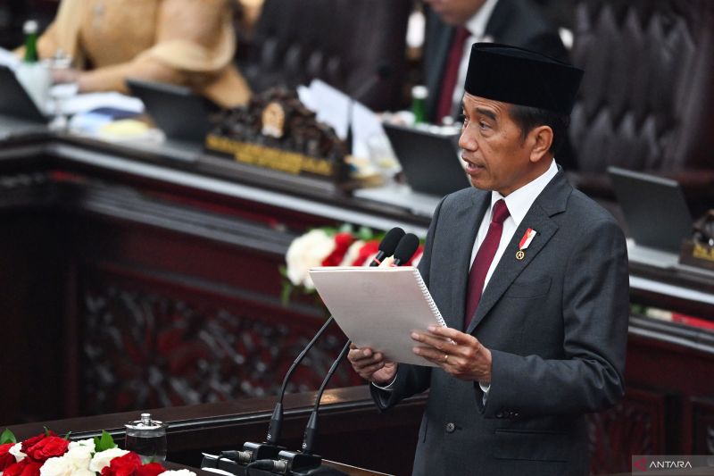 Presiden Joko Widodo menyampaikan pidato keterangan pemerintah atas RUU tentang APBN Tahun aNGGARAN 2025 beserta Nota Keuangannya dalam Sidang Paripurna Pembukaan Masa Persidangan I DPR Tahun Sidang 2024â??2025 di Gedung Nusantara, kompleks Parlemen, Senayan, Jakarta, Jumat (16/8/2024). ANTARA FOTO/Dhemas Reviyanto/app/tom. (ANTARA FOTO/DHEMAS REVIYANTO)