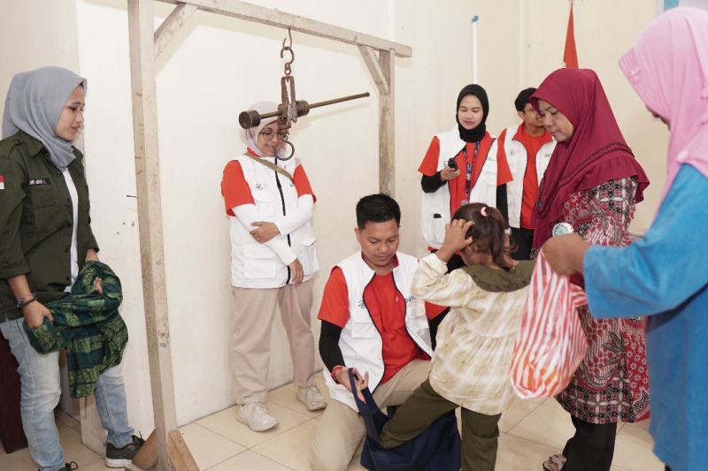 Pemeriksaan kesehatan sebagai bagian dari kegiatan Relawan Bakti BUMN Batch VI di Banda Naira, Maluku yang diselenggarakan oleh IFG bersama empat anggota holding pada 15-17 Agustus 2024. ANTARA/HO-IFG.