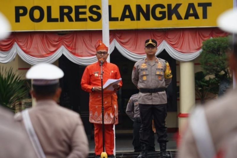 Kapolres Langkat AKBP David Triyo Prasojo (kanan) bersama PJ Bupati Langkat (kiri) saat memimpin apel pasukan pengamanan PON 2024 (ANTARA/HO)