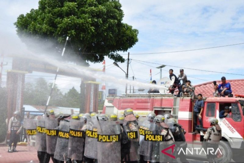 Kepolisian Resor (Polres) Humbang Hasundutan (Humbahas), Sumatera Utara (Sumut), menggelar simulasi sistem pengamanan kota (sispamkota) untuk menguji kesiapan aparat keamanan dalam mengantisipasi gangguan keamanan pada pemilihan kepala daerah (Pilkada) tahun 2024. (ANTARA/Eben)