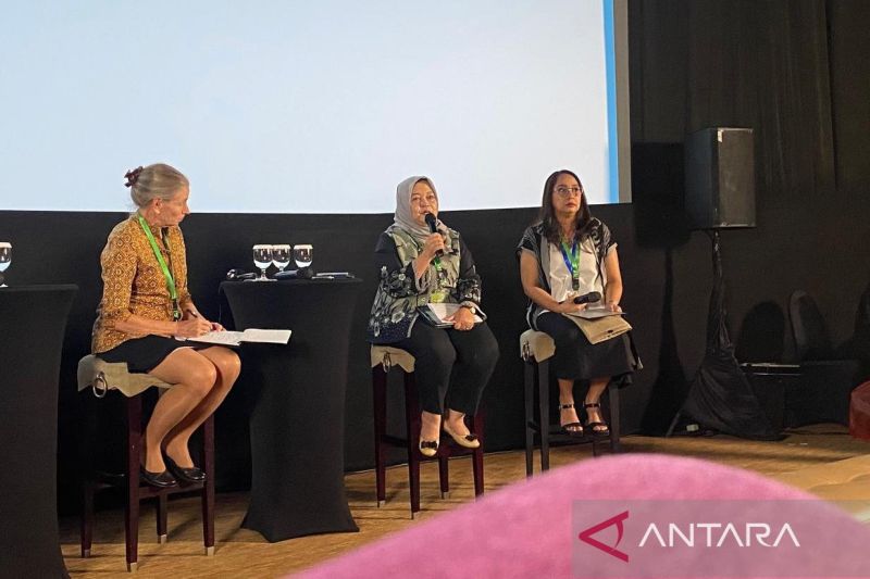 Deputi Bidang Koordinasi Pengelolaan Lingkungan dan Kehutanan Kemenko Marves Nani Hendiarti (tengah) dalam diskusi Indonesia Net-Zero Summit di Jakarta, Sabtu (24/8/2024) (ANTARA/Prisca Triferna)