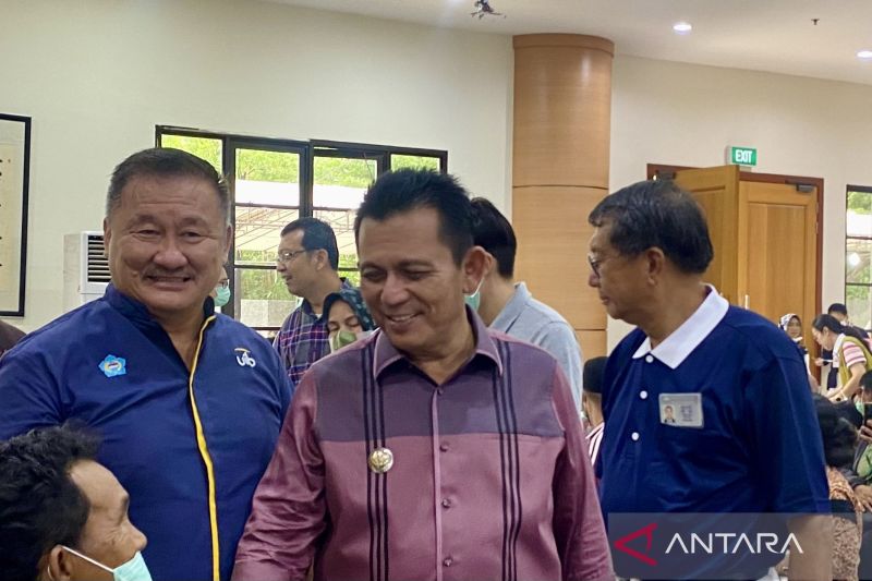 Gurbenur Provinsi Kepulauan Riau Ansar Ahmad pada kegiatan bakti sosial (ANTARA/Amandine Nadja)