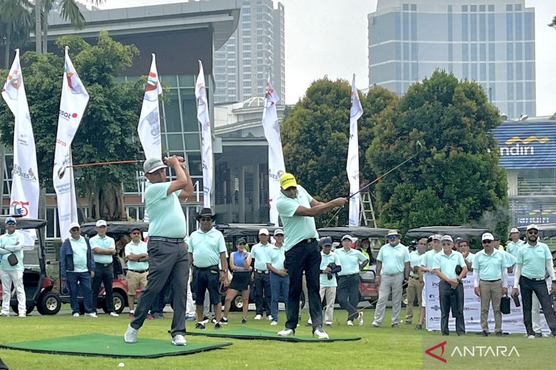 Duta Besar India untuk Indonesia Sandeep Chakravorty (kiri) melayangkan pukulan pertama (tee off) untuk membuka turnamen India-Indonesia Golf Cup ke-2 di Pondok Indah, Jakarta Selatan, Sabtu (24/8/2024). ANTARA/Nabil Ihsan.