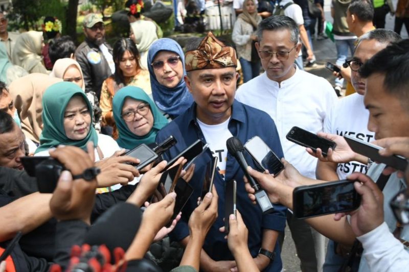Pj Gubernur Jabar Bey Machmudin didampingi Kepala Disperindag Jabar Noneng Komara Nengsih (kiri) memberikan keterangan pada awak media pada sela West Java Festival (WJF) 2024 di Gedung Sate Bandung, Jumat (23/8/2024). ANTARA/Ricky Prayoga