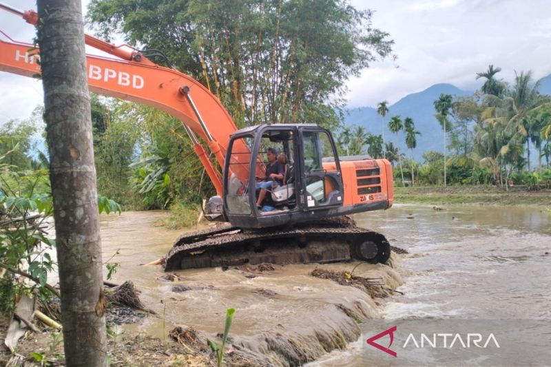 Petugas mengoperasikan ekskavator untuk membersihkan aliran sungai yang sempat meluap dan menimbulkan banjir di Aceh Tenggara, Aceh, Sabtu (24/8/2024) (ANTARA/HO-BNPB)