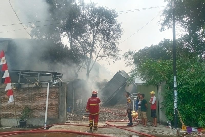 Polres Tangsel melakukan pengecekan di TKP kebakaran yang berlokasi di Komplek Pajak Jalan Kakatua RT 005/008 Kelurahan Jurangmangu Timur, Kecamatan Pondok Aren, Kota Tangerang Selatan, Sabtu (24/8/2024). ANTARA/HO-Polres Tangerang Selatan
