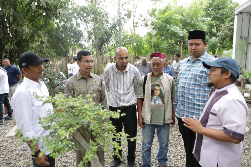 Ketua DPRK Banda Aceh Farid Nyak Umar (dua kiri) saat melihat tanaman hias bonsai, di Banda Aceh, Sabtu (24/8/2024) ANTARA/HO/Humas DPRK Banda Aceh