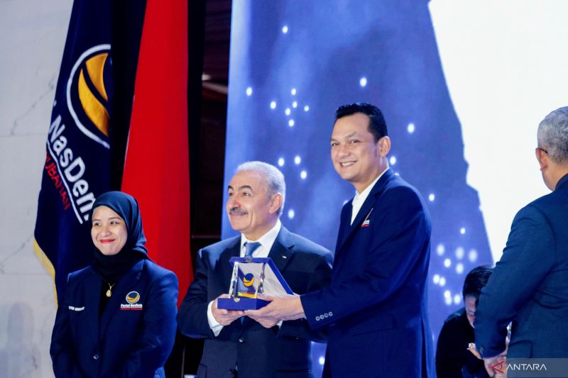 Perdana Menteri (PM) Palestina 2019- Maret 2024 Muhammad Shtayyeh (tengah) hadir pada simposium bertajuk "All Eyes on Palestine" yang diadakan Partai NasDem di Jakarta, Sabtu (24/8/2024), (ANTARA/HO-Partai NasDem)