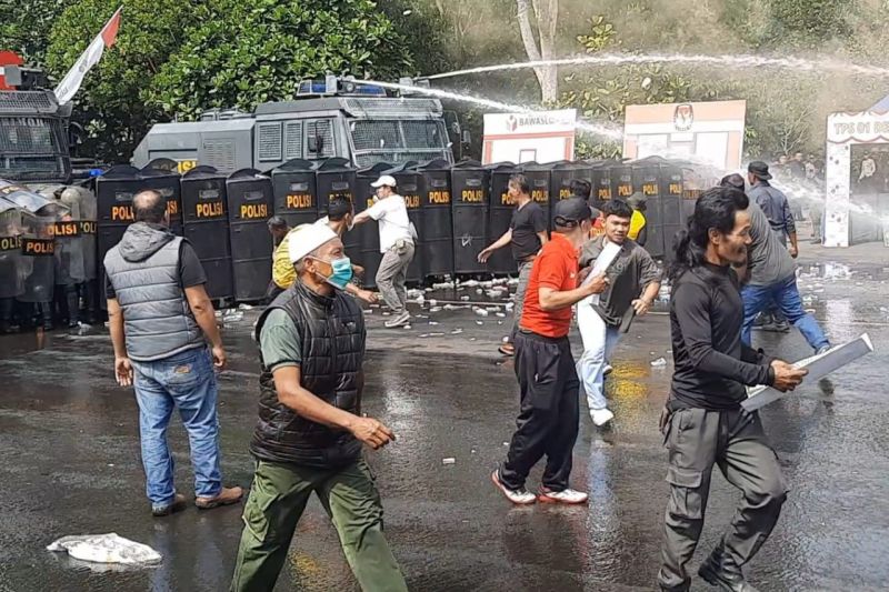 Polisi melakukan pengamanan massa aksi saat saat simulasi sistem pengamanan kota (simkota) persiapan pengamanan pilkada di lapangan kantor pemerintahan Kabupaten Tasikmalaya, Jawa Barat, Sabtu (25/8/2024). (ANTARA/HO-Polres Tasikmalaya)