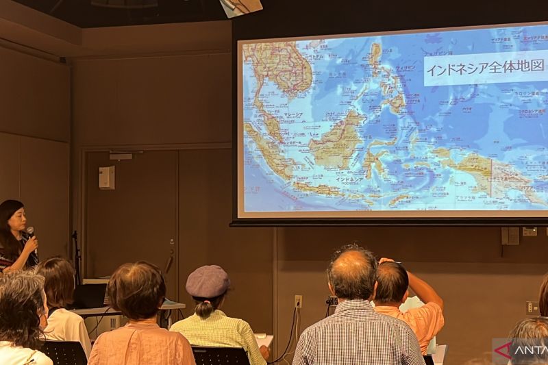 Pembicara serta perwakilan Persatuan Persahabatan Machida-Indonesia Rieko Yui memaparkan tentang budaya dan pariwisata Indonesia dalam seminar di Perpustakaan Tsurukawa, Machida, Tokyo, Sabtu (24/8). (ANTARA/ Juwita Trisna Rahayu)