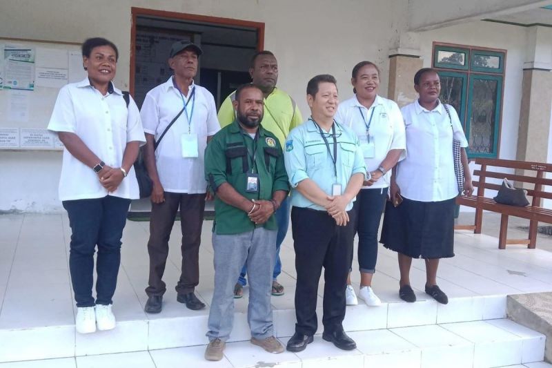 Direktur RSUD Alberth Torey Teluk Wondama dr Yoce Kurniawan (depan kanan) dan Wakil Ketua Panitia Seleksi (Pansel) DPRK Teluk Wondama Yunus Sarumi (depan kiri) saat sesi foto bersama (ANTARA/HO-ZACK TONU B)